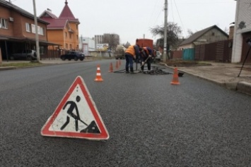 В Черкассах дорожники закатали в асфальт десятки люков: теперь дорогу уничтожают. Видео, фото