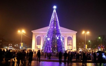 В Херсоне разваливается главная городская елка