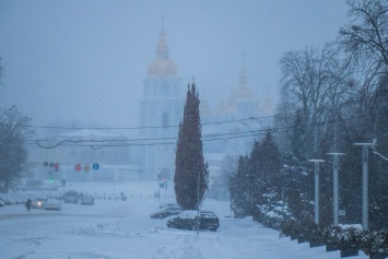 Колонна Камазов везет в Киев снег: сегодня столицу засыпят