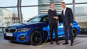 Теперь и баварцы: BMW потроллила Cybertruck Илона Маска (ФОТО)