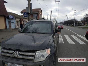 В центре Николаева Porsche и Mitsubishi столкнулись зеркалами