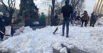 В Киев привезли 5 КамАЗов карпатского снега