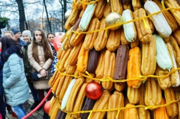 Киевляне побили рекорд Украины, создав сладкую елку из 1,5 тысячи эклеров