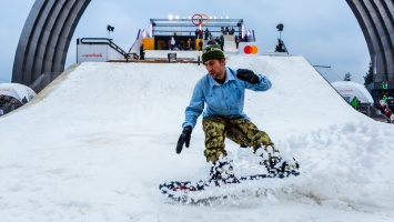 Сноупарк в центре Киева: в столице начался фестиваль по сноуборду "Дабл Трипл Snow Fest"