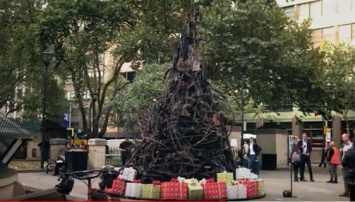 В Сиднее установили "сгоревшую рождественскую елку" (ВИДЕО)