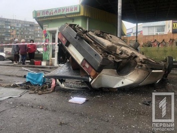 "Таврия" - влепешку, колеса вырвало вместе с мостом: в Кривом Роге легковушка перевернулась и влетела в МАФ, - ФОТО