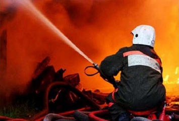 В России вспыхнул крупный пожар на нефтехимическом заводе (ФОТО и ВИДЕО)