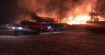 Крупный завод охватил масштабный пожар: спасатели трудятся на износ - ужасающие фото, видео