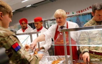 Борис Джонсон угостил военных обедом в Эстонии