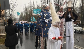 Оркестр, море костюмов и 10-метровая Оля Полякова: как проходит первый новогодний парад в Киеве