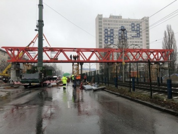 Ремонт моста возле НАУ в Киеве: установлена последняя часть прогона