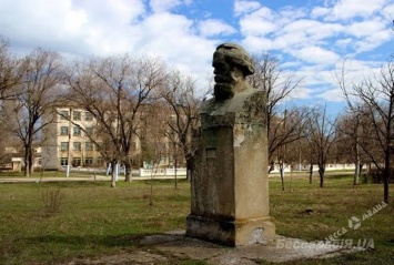 Чтобы не сносить бюст Карлу Марксу, в Бессарабии памятник переименовали в честь болгарского поэта (фото)