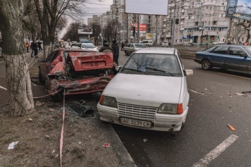 В центре Днепра в час пик столкнулись четыре авто: фото и видео