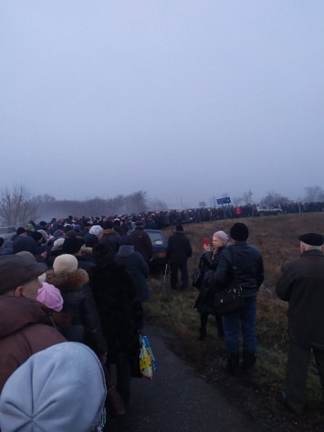 Станица Луганская: бесконечные очереди и новая смерть на блокпосту (фото)