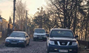 Ремонт дороги в селе Лесники на Киевщине блокировали неизвестные и представители полиции (фото, видео)