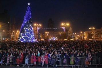 Оккупанты похвастались новогодними елками в ''Л/ДНР'': фото и видео из Луганска и Донецка