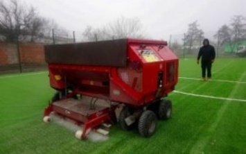 В Геническе на стадионе построили мини-футбольную площадку с искусственным покрытием