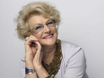 84-летняя Светлана Дружинина произвела фурор в Сети в платье с перьями