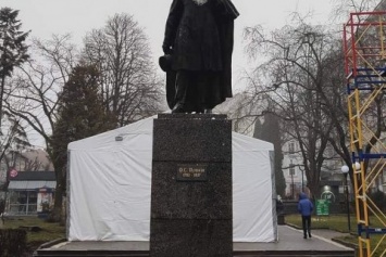 В Тернополе памятник Пушкину одели в костюм Йоулупукки, но потом сняли его из-за критики общественности