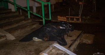 В Киеве с балкона высотки выпал мужчина с порезанной рукой