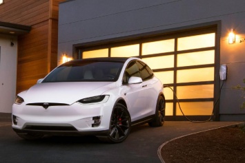 Поединок бензиновых монстров и электрокроссовера Tesla Model X