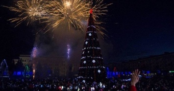 Ни дня без "русского мира": в Донецке и Луганске представили новогодние елки