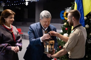 ''Чтобы Христос подал мира!'' Порошенко принял Вифлеемский огонь и поздравил Украину с Рождеством