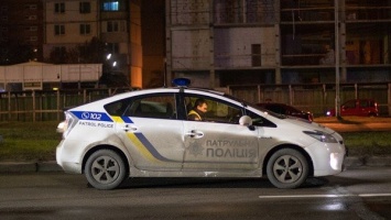 Патрульные в Киеве спасли нетрезвого мужчину, который пытался вскрыть вены на трамвайной остановке