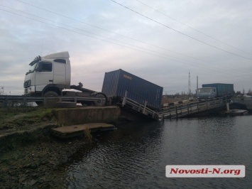 Под Николаевом фура утопила мост: из бака в реку вылилось топливо