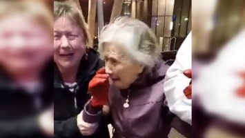 86-летняя фанатка хоккея расплакалась от счастья, когда сын привел ее на матч