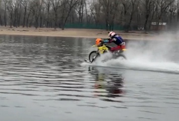 На мотоцикле по реке: украинец установил новый рекорд