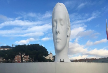 На одной из площадей Мадрида установили гигантскую голову (фото)
