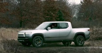 Rivian показал «танковый разворот» своего электропикапа (ВИДЕО)