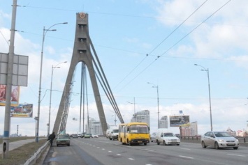 В Киеве на Северном мосту сегодня ограничат движение