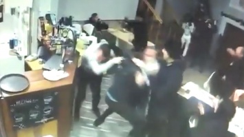 В Мукачеве агрессивные молодые люди без разбора набросились на посетителей кафе: видео