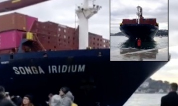 В Турции огромный контейнеровоз Songa Iridium из Одессы врезался в набережную