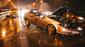 В Киеве на мосту Патона Toyota вылетела на встречку, столкнулась с Daewoo и врезалась в отбойник