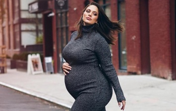 Беременна модель plus-size Эшли Грем обнажилась для фото