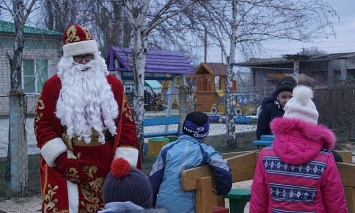 В Приозерном на Херсонщине засверкала огнями новогодняя елочка