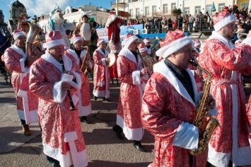 Больше тысячи человек прошли по улицам Ялты в новогодних костюмах