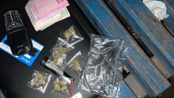 По ночному Кривому Рогу с наркотиками: патрульные поймали криворожанина с марихуаной