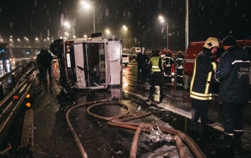 В Киеве фура раздавила легковушку с водителем