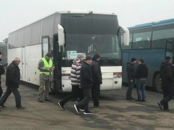 В ожидании обмена: к КПВВ Майорское подъезжают представители Украины, ОБСЕ и ОРДЛО, - ФОТО