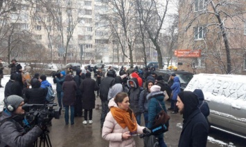 Блокировка Лукьяновского СИЗО: Число протестующих растет, к ним присоединились два нардепа