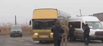 На КПВВ "Майорское" автобус с удерживаемыми лицами попал в ДТП: фото