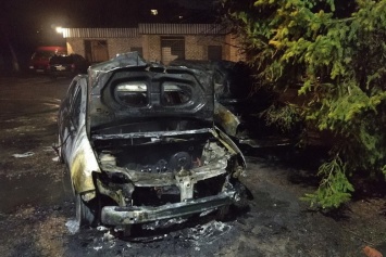 Под Харьковом спасатели тушили пожар на парковке: огонь повредил несколько авто, - ФОТО