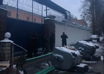 Активисты продолжают блокировать Лукьяновское СИЗО, несмотря на информацию о вывозе "экс-беркутовцев"