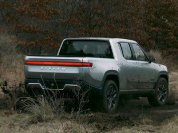 Электропикап Rivian научили делать «танковый разворот» [ВИДЕО]