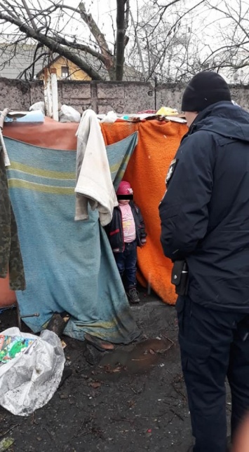 В Одессе нашли маленькую девочку, которая жила в шалаше посреди свалки