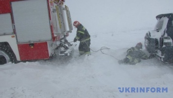 На Буковине спасатели вытащили из снега 10 автомобилей и рейсовый автобус